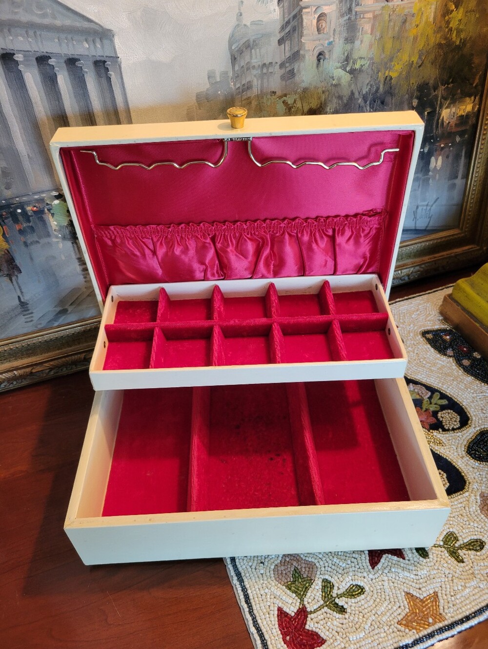 LADY BUXTON vintage Cream Jewelry Box with Red Velvet Lining